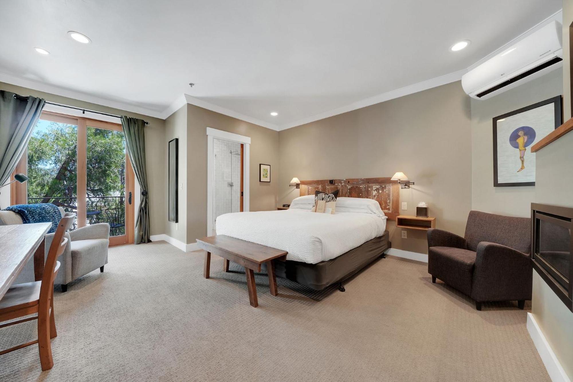 Hanford House 3*