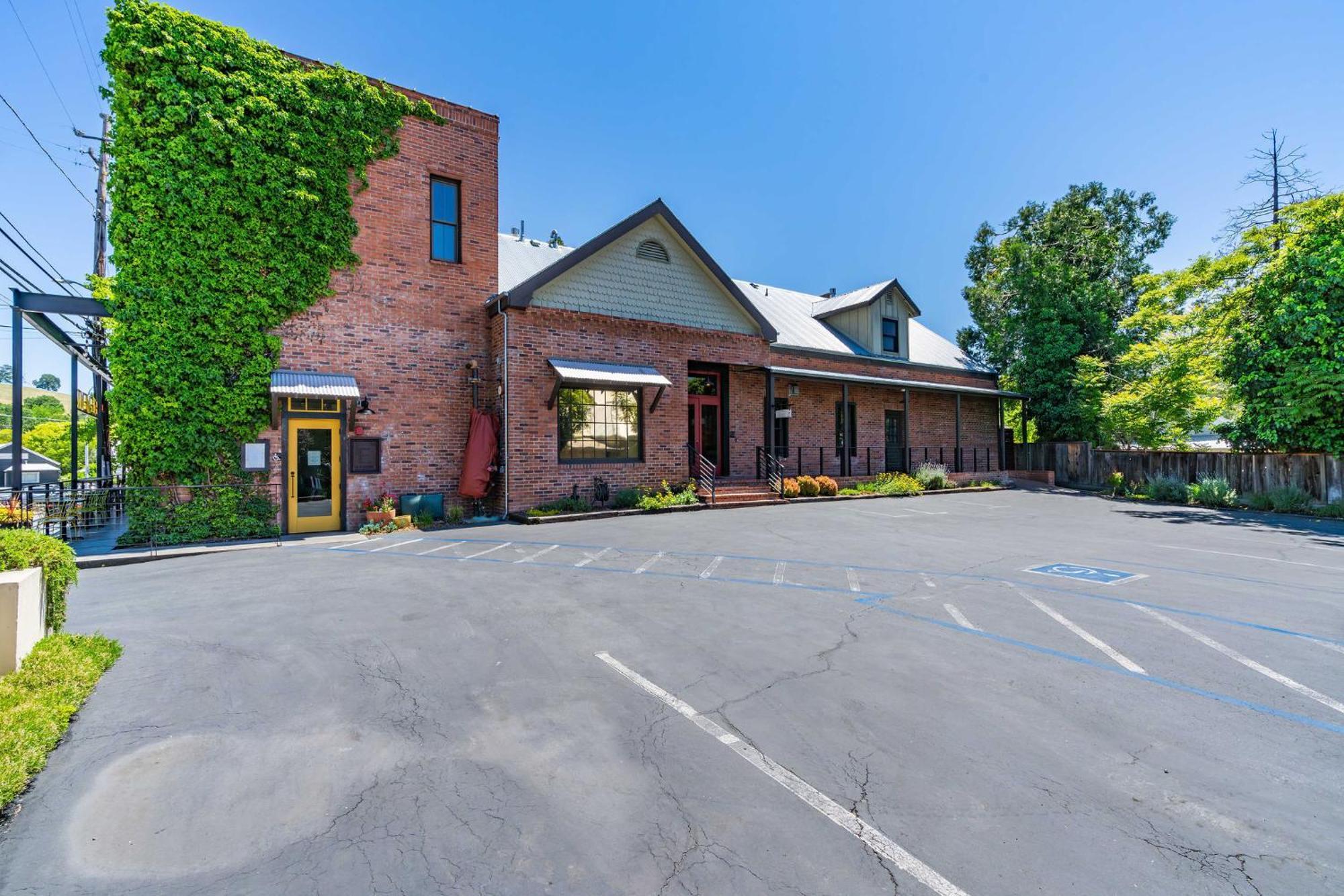 Hanford House 3*